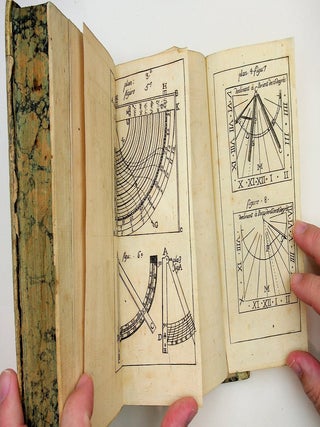 Gnomonique mise a la portée de tout le monde, ou méthode simple et aisée pour tracer des cadrans solaires, dans laquelle on trouvera des tables calculées depuis un degré de déclinaison tant orientale qu'occidentale jusqu'au 90e. d. pour les différens angles horaires, pris au centre du cadran; commencées au 43e. d. 18 m. de latitude jusqu'au 51e. qui comprennent tout le royaume de France & les pays qui sont entre les mêmes paralleles. Avec une table alphabétique des principales villes, & la figure & l'explication des instrumens nécessaires pour l'opération